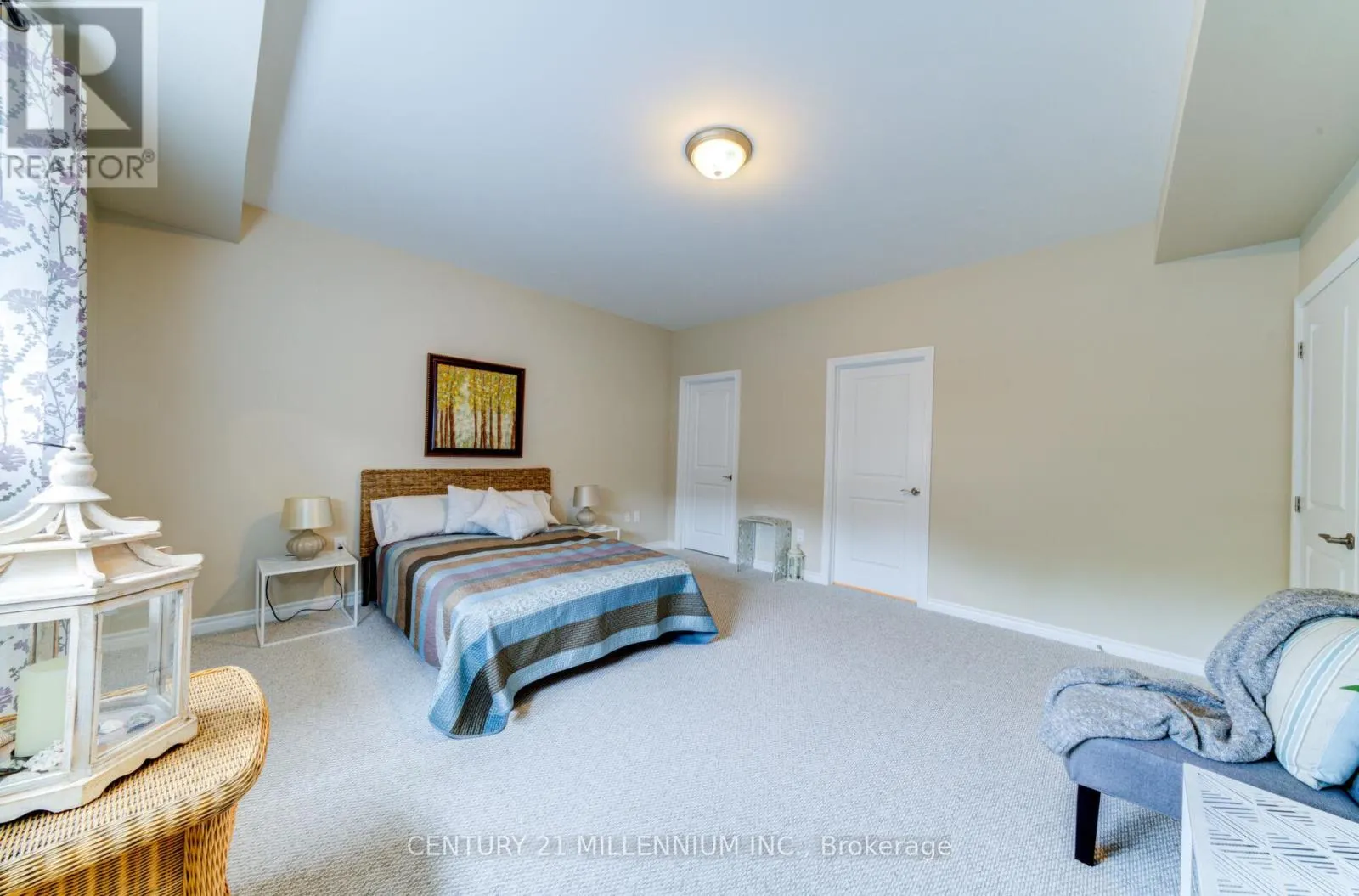 208 - 19A YONGE STREET N