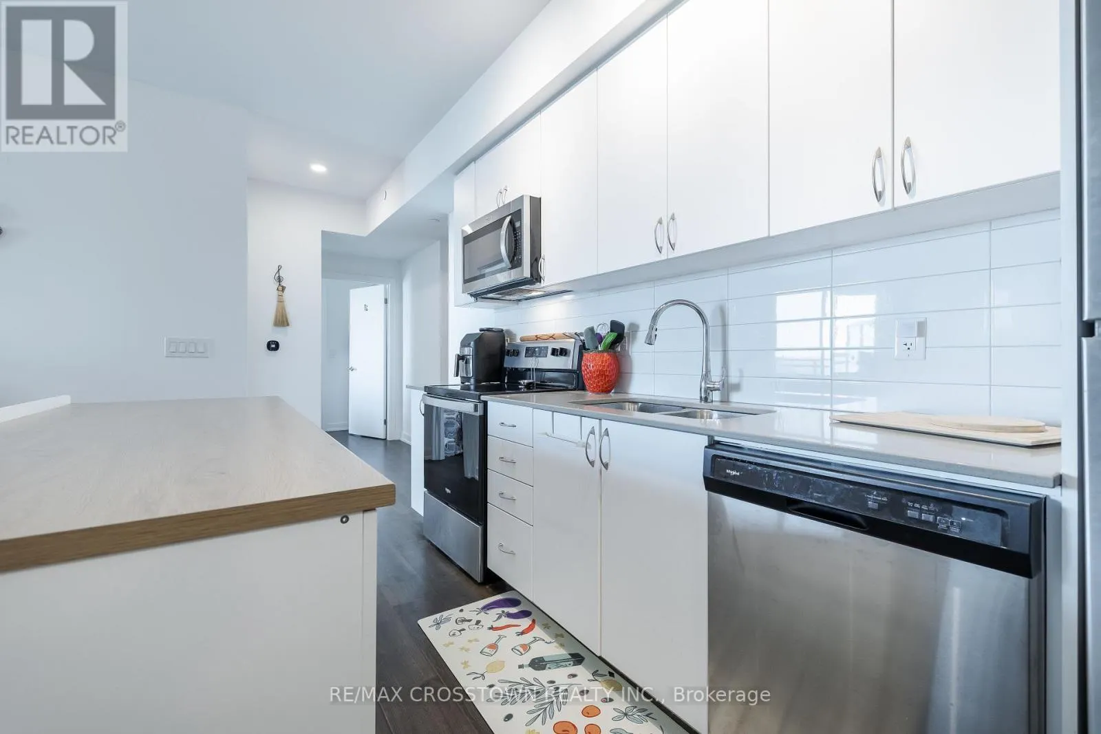 908 - 56 LAKESIDE TERRACE