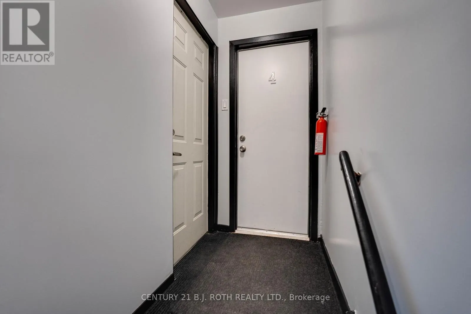 UPPER LEVEL UNIT - 59 MISSISSAGA STREET W