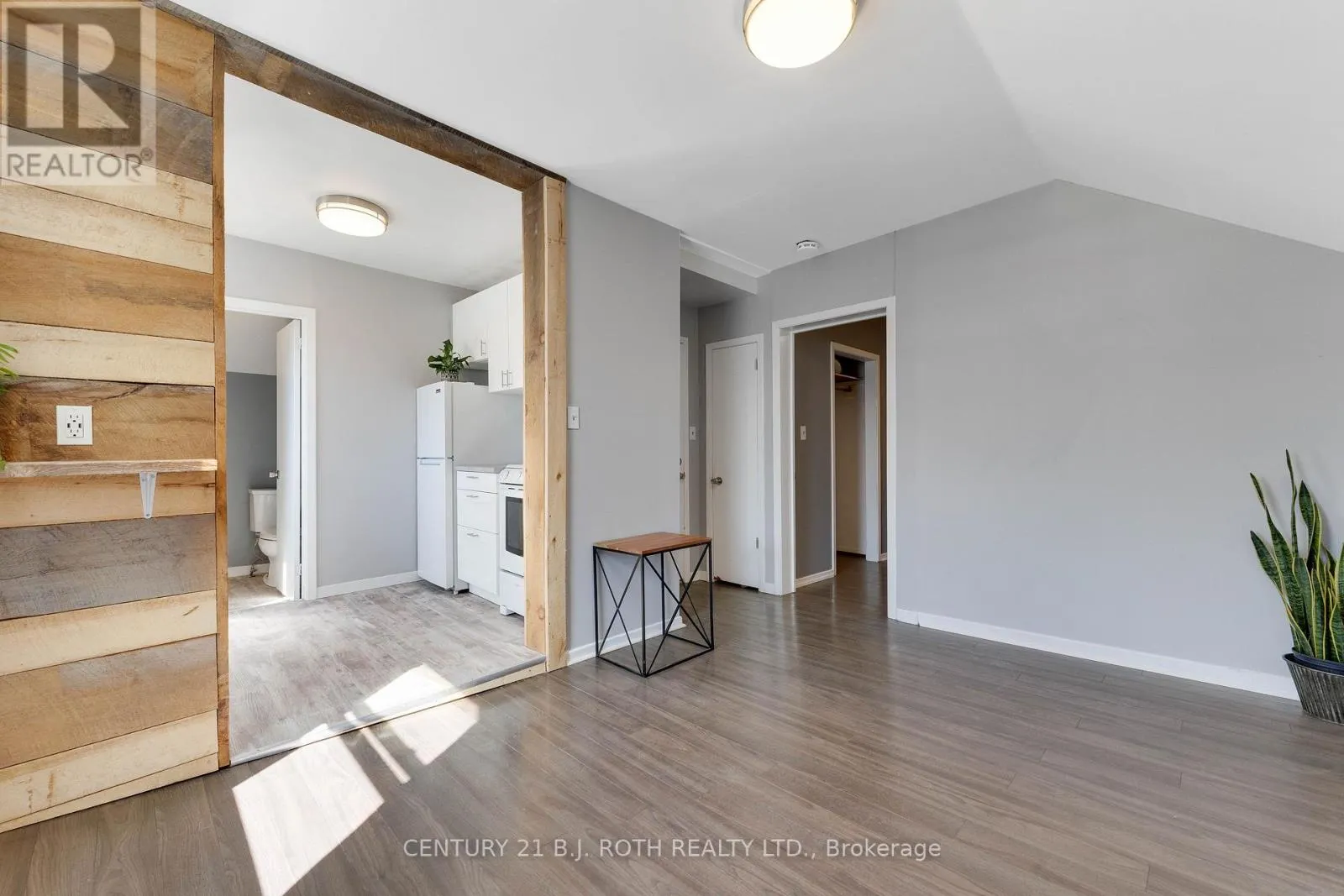 UPPER LEVEL UNIT - 59 MISSISSAGA STREET W