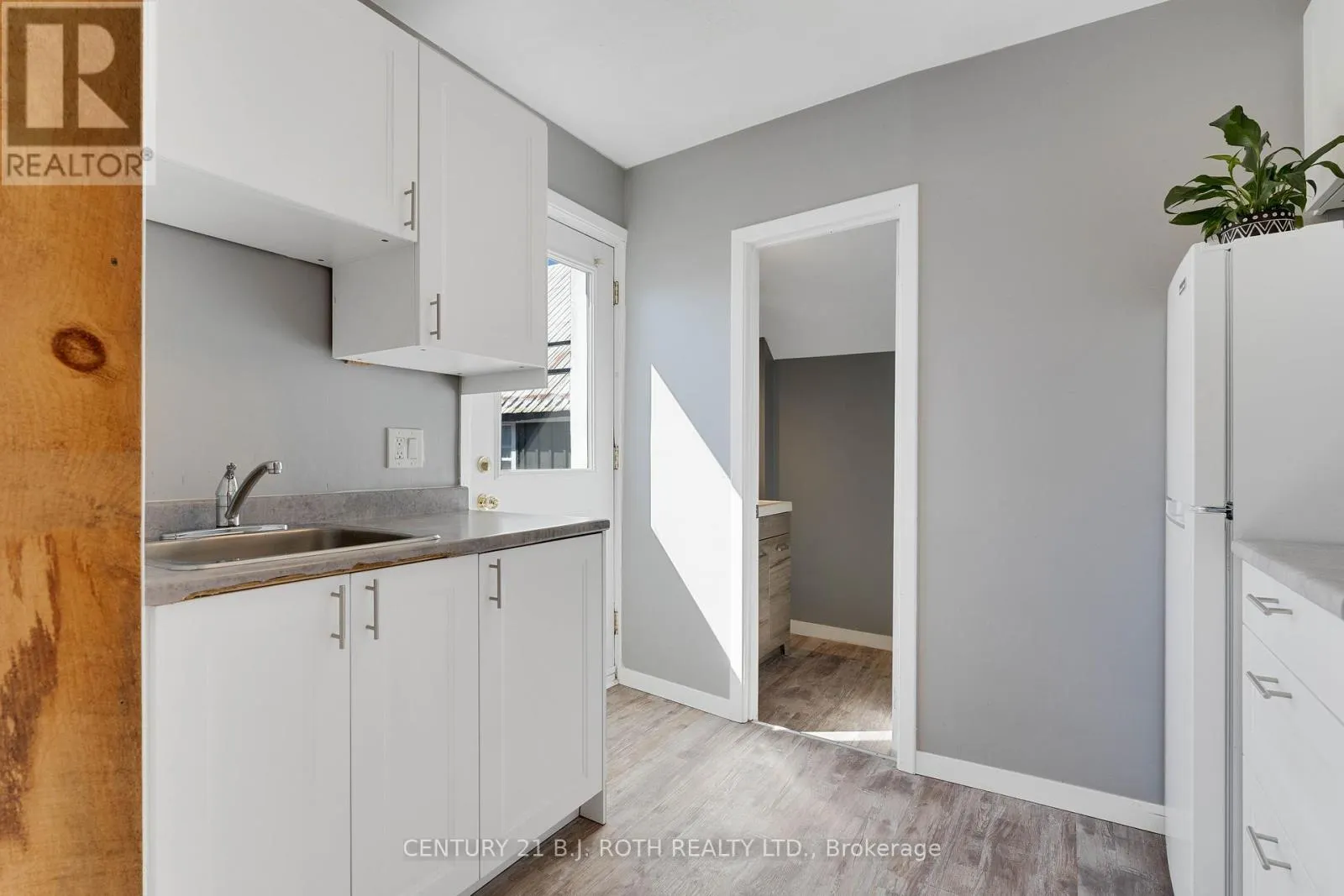 UPPER LEVEL UNIT - 59 MISSISSAGA STREET W