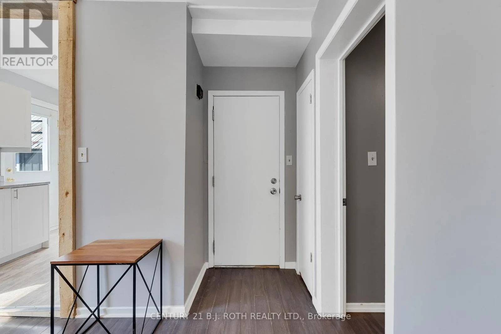 UPPER LEVEL UNIT - 59 MISSISSAGA STREET W