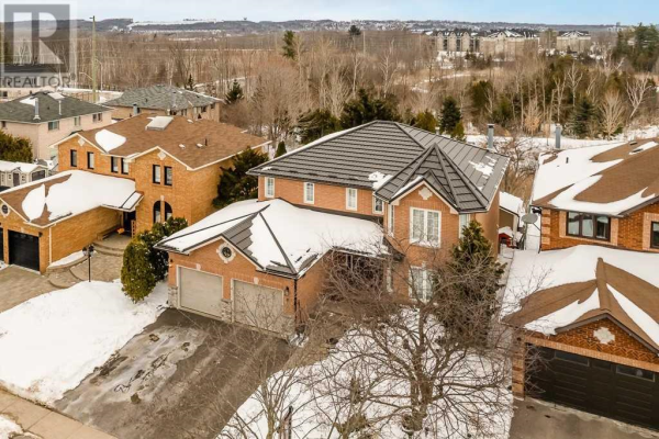 8 BISHOP DR, Barrie