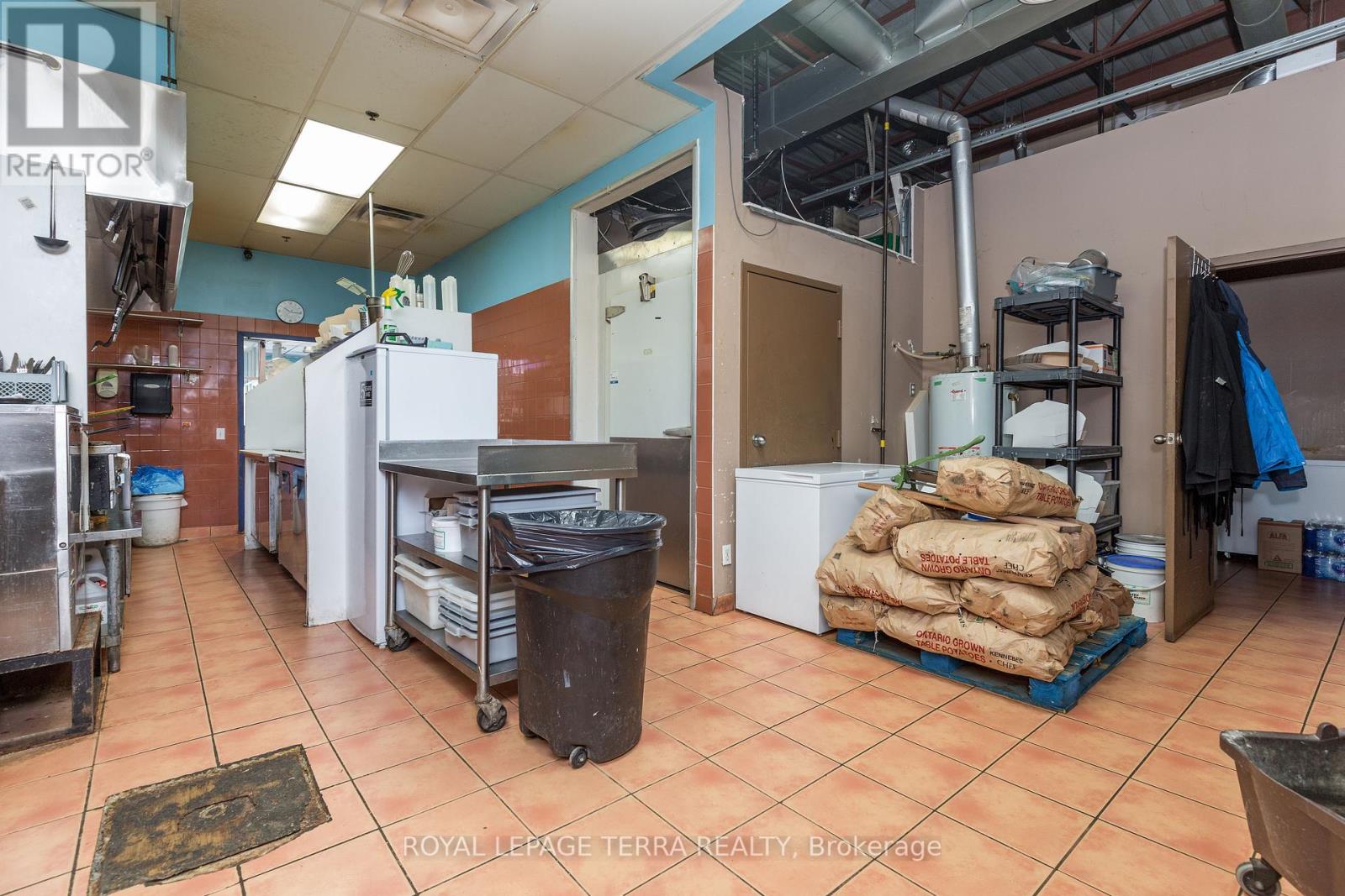 #6 -237 MAPLEVIEW DR E, #6