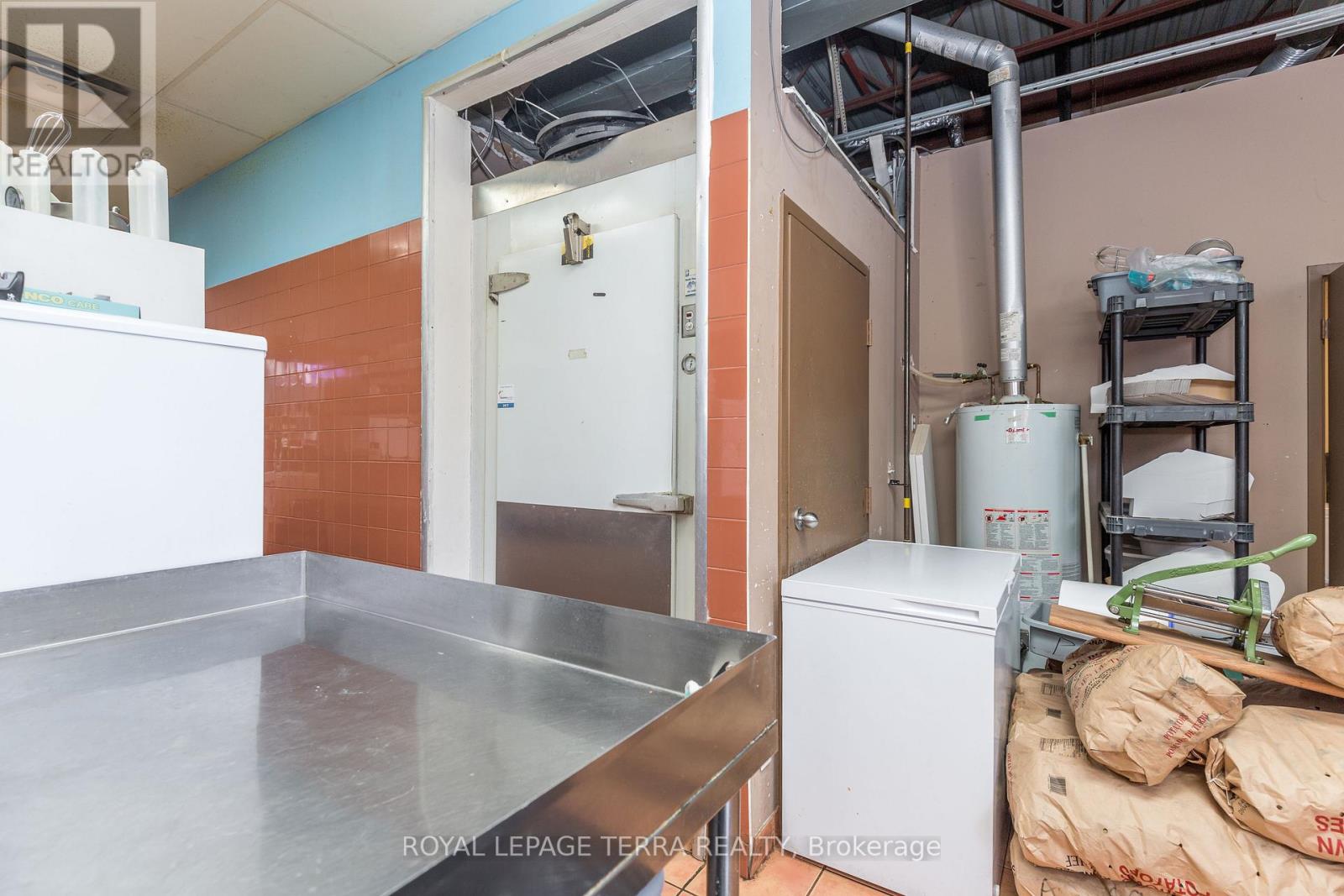 #6 -237 MAPLEVIEW DR E, #6