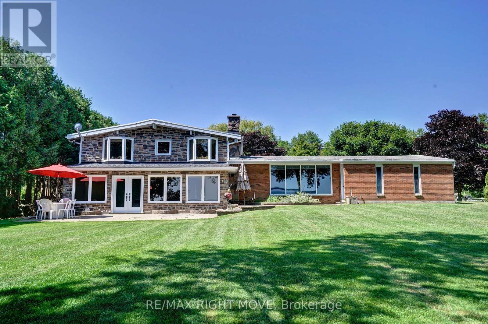 2215 THOMSON CRES