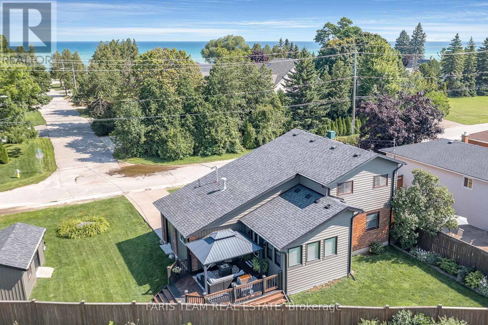 562 SIMCOE ST