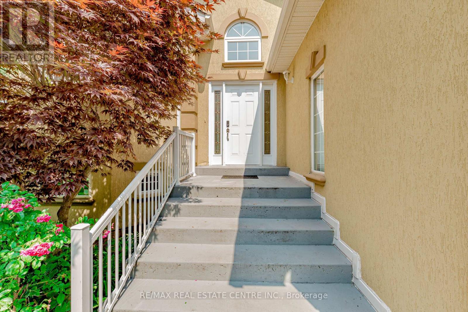 1102 SIESTA DR