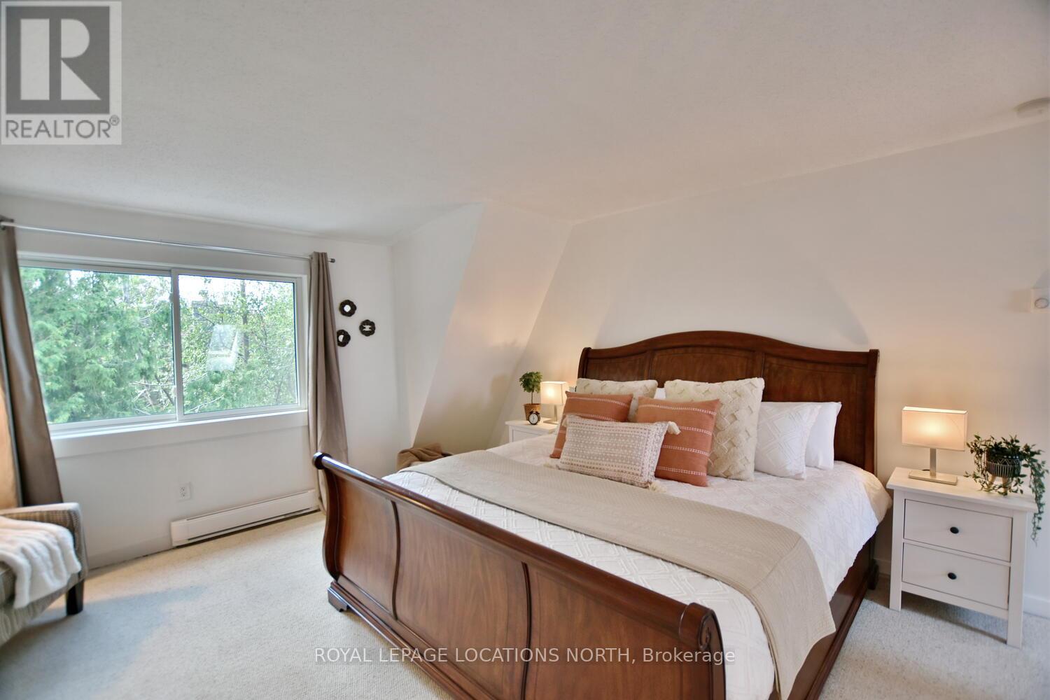 207 ESCARPMENT CRES