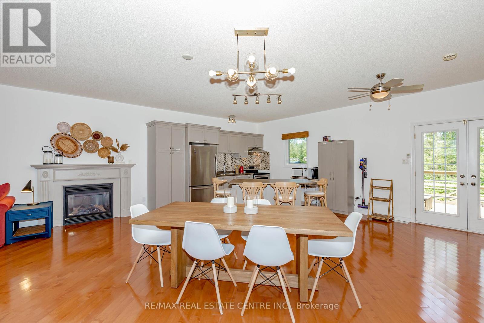 1102 SIESTA DR