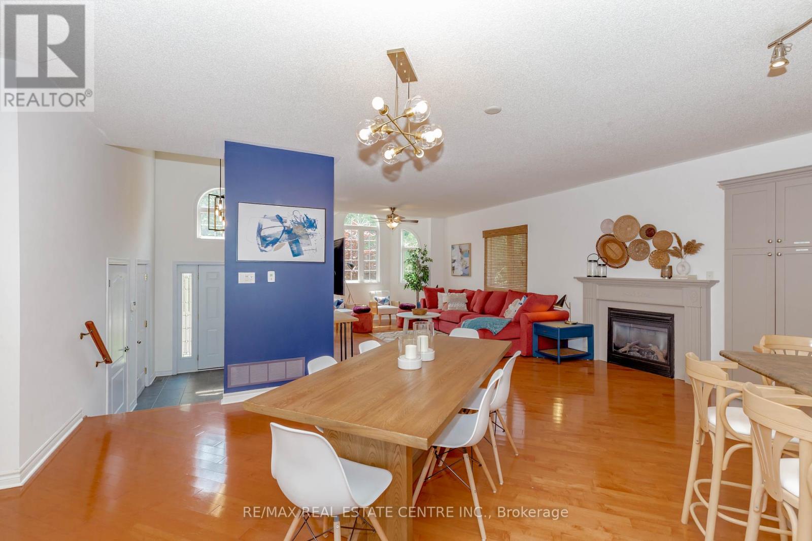 1102 SIESTA DR