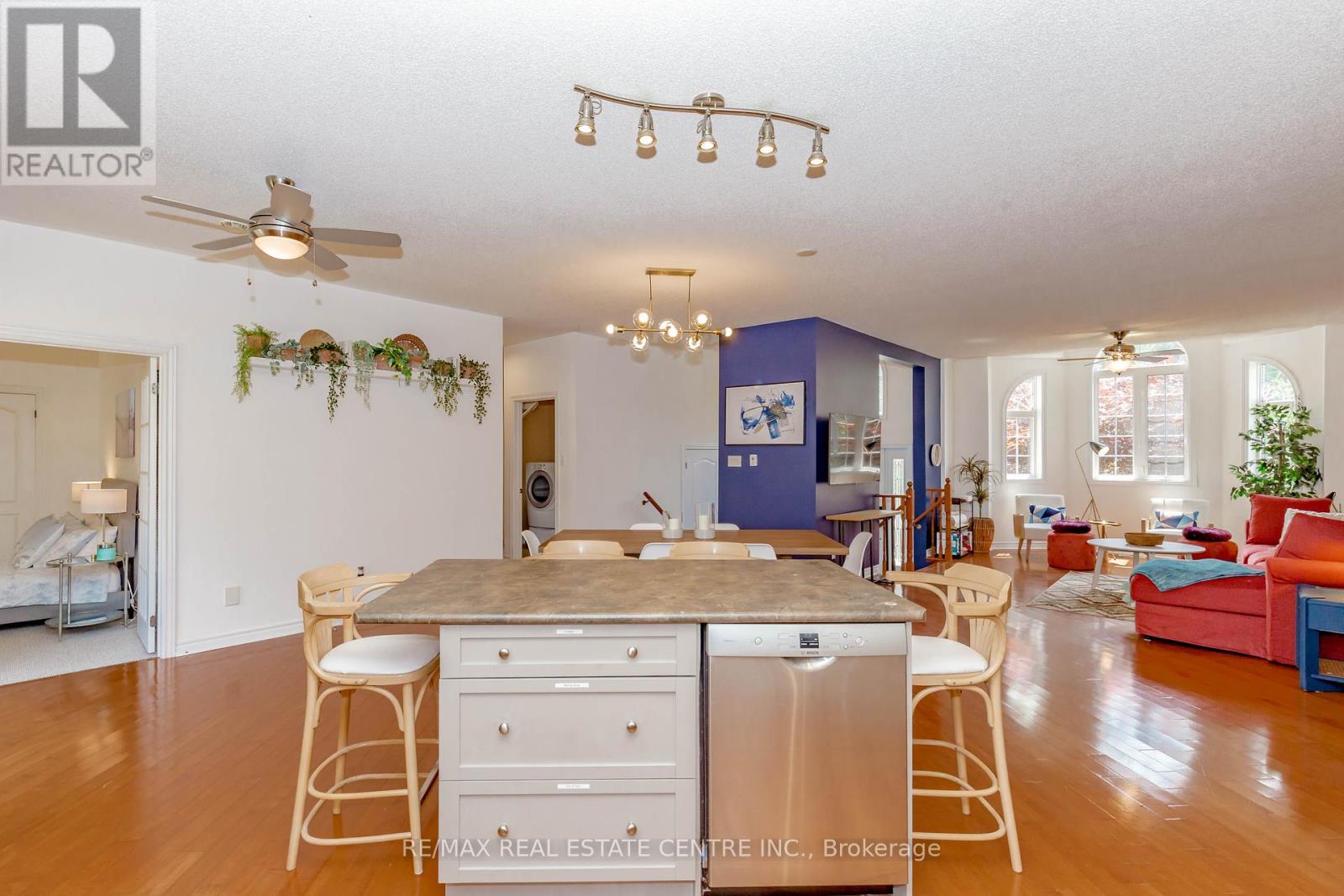 1102 SIESTA DR