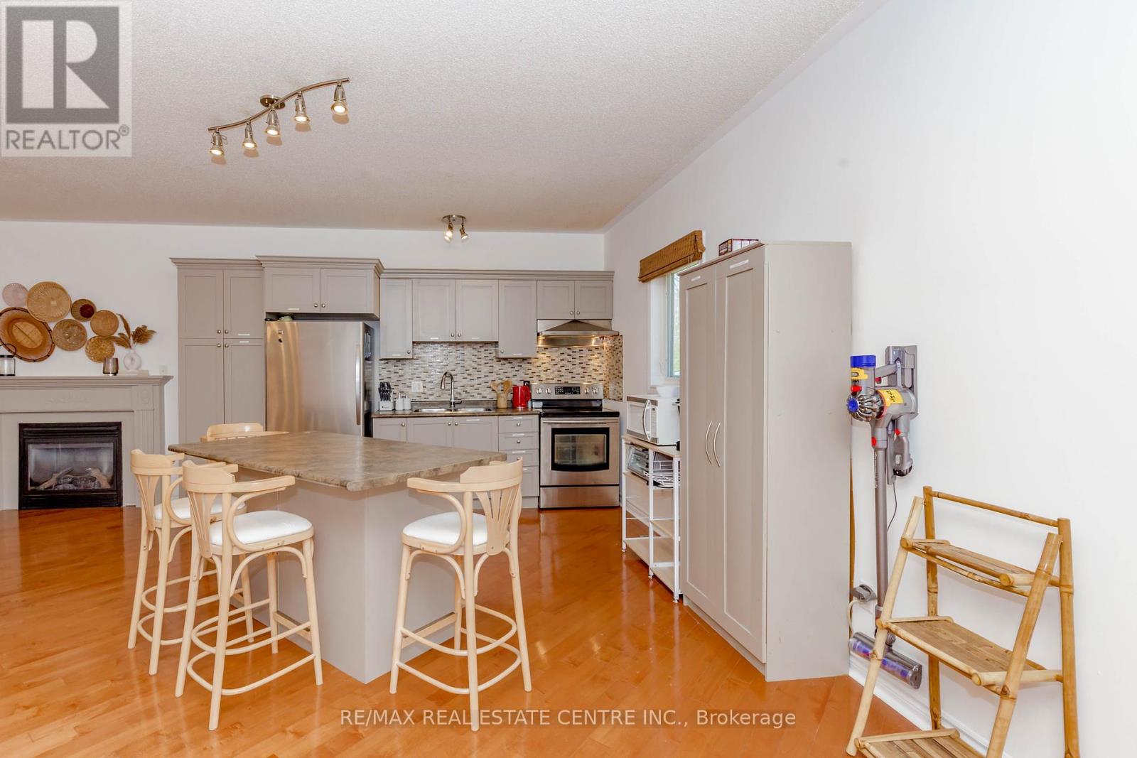 1102 SIESTA DR
