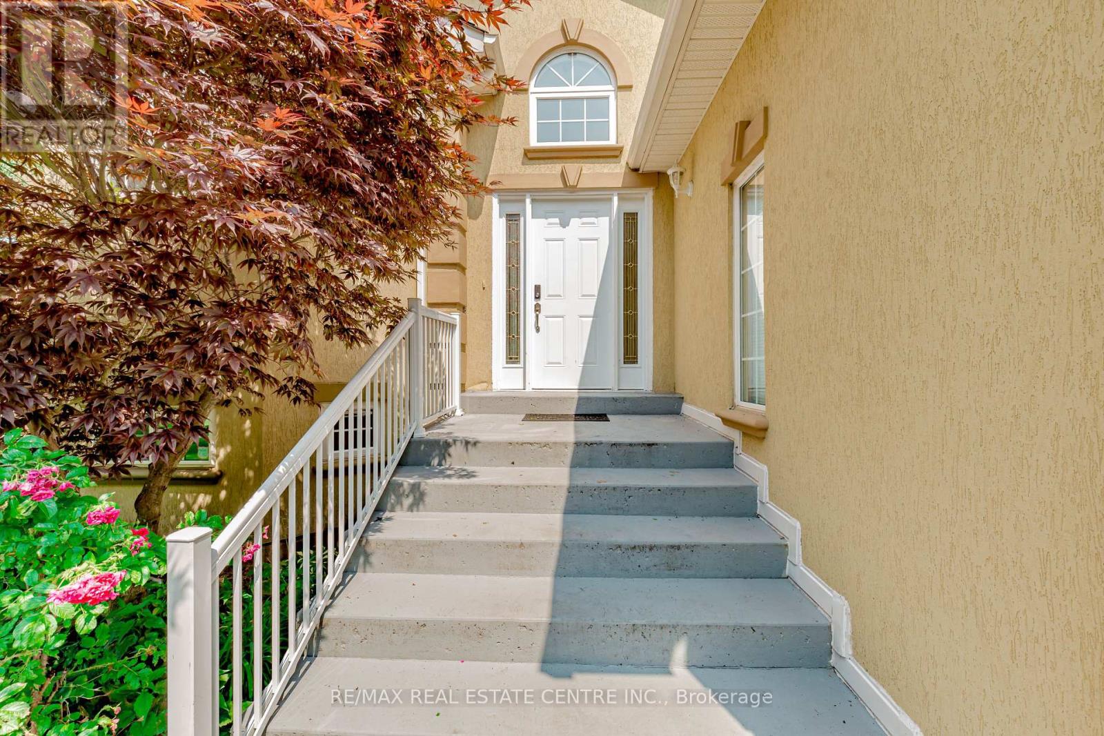 1102 SIESTA DR