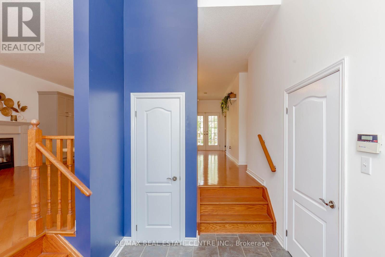 1102 SIESTA DR