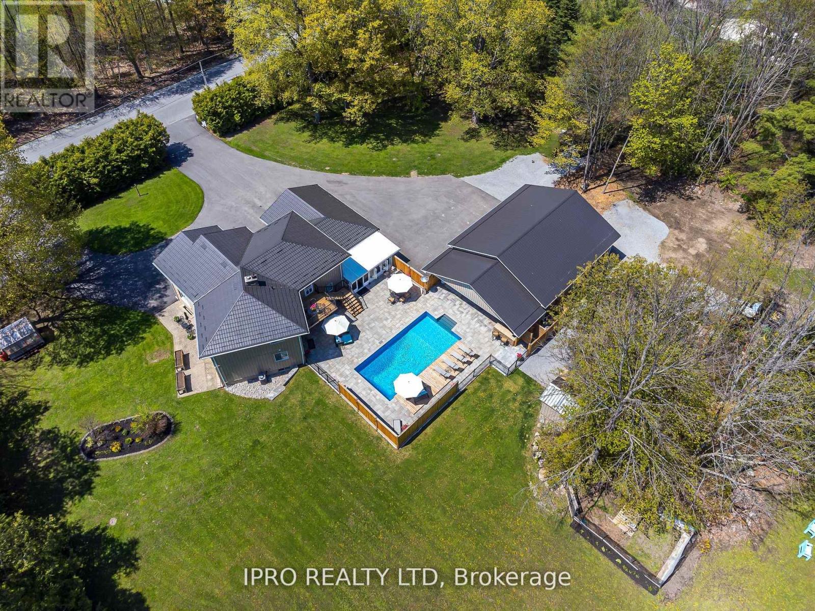 9 HAWTHORN PL