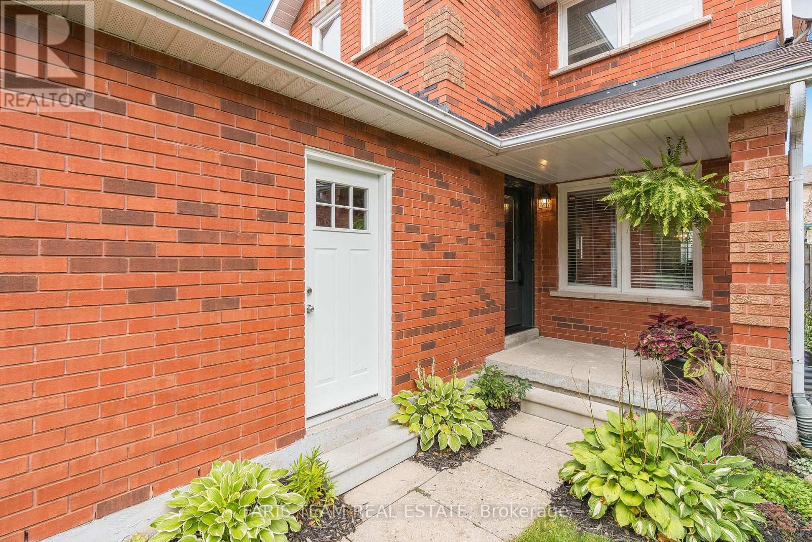 30 LAIDLAW DR