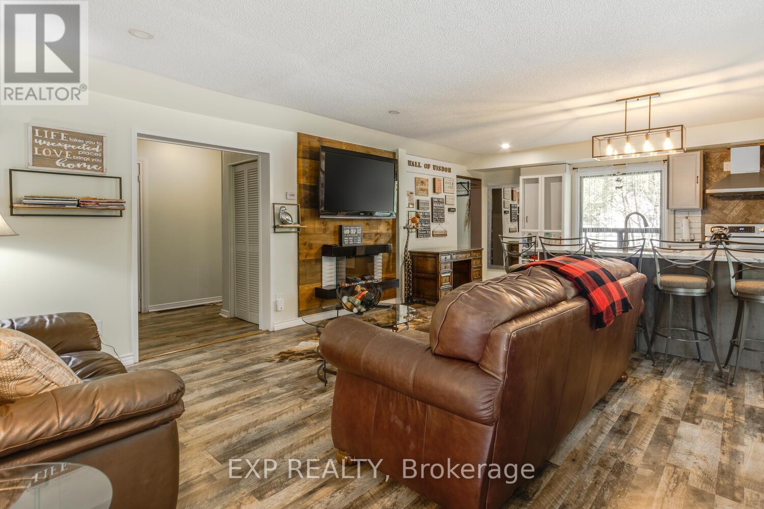 32 FOREST RD