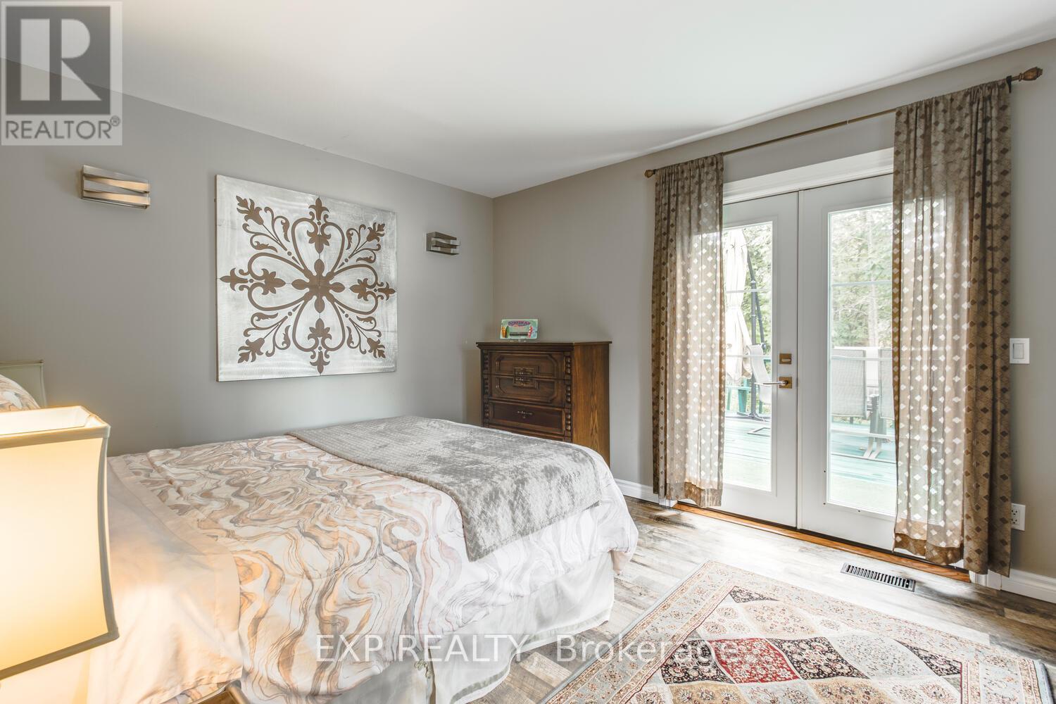 32 FOREST RD