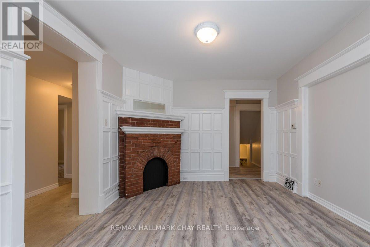 #2 -587 YONGE ST, #2