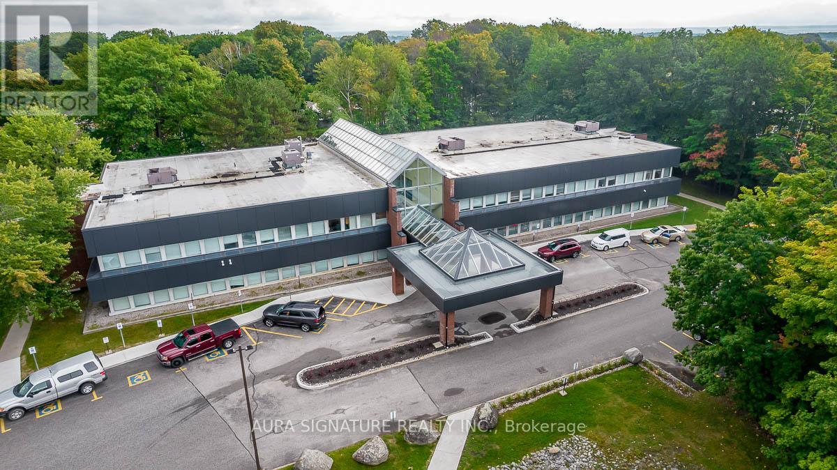 #104 -240 PENETANGUISHENE RD, #104