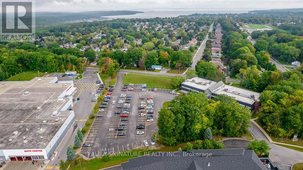 #104 -240 PENETANGUISHENE RD, #104