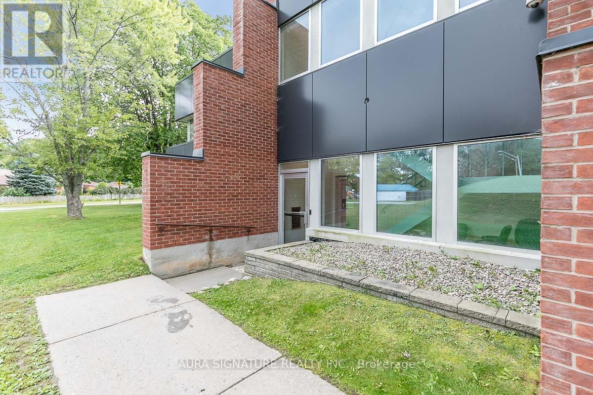 #104 -240 PENETANGUISHENE RD, #104