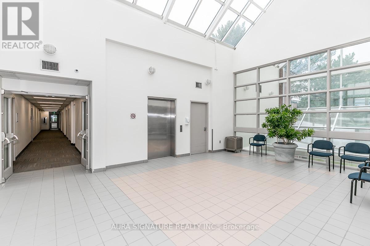 #104 -240 PENETANGUISHENE RD, #104