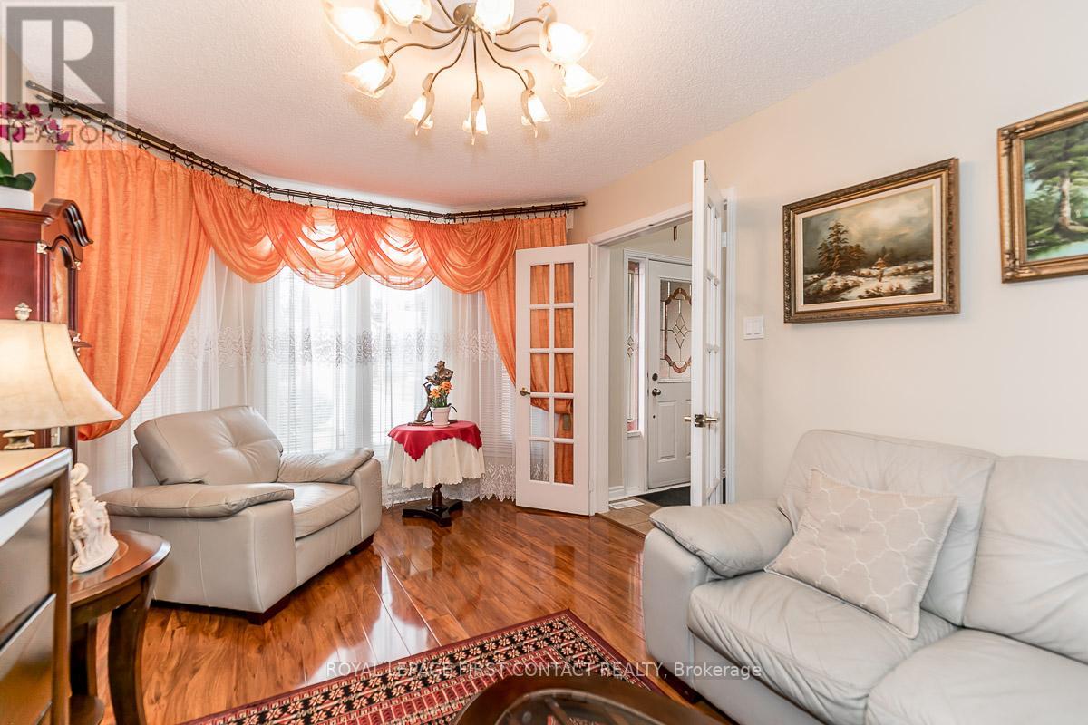 22 MACMILLAN CRES