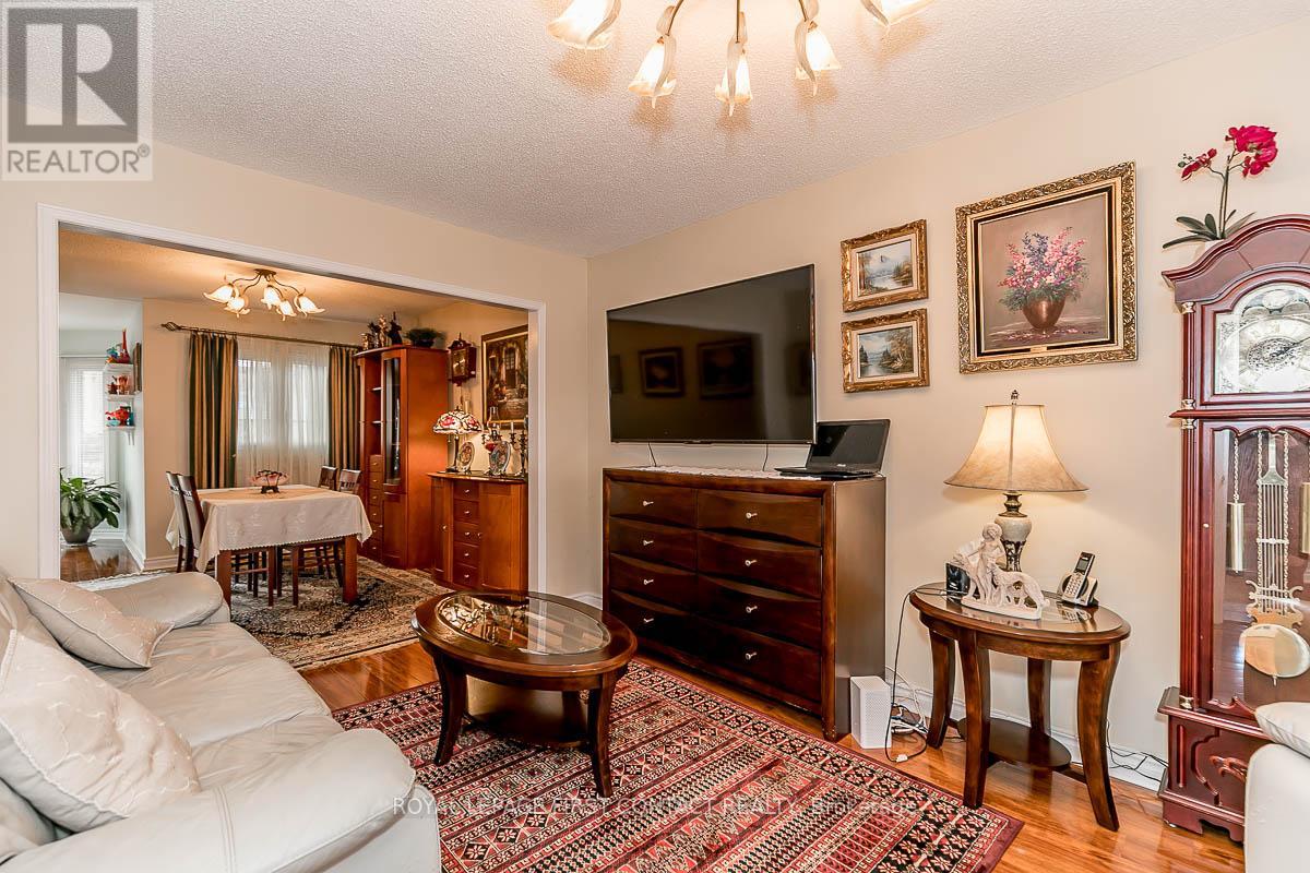 22 MACMILLAN CRES