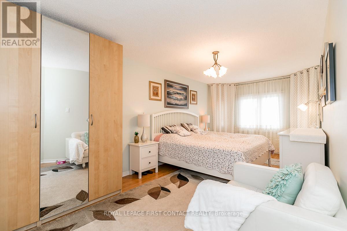 22 MACMILLAN CRES