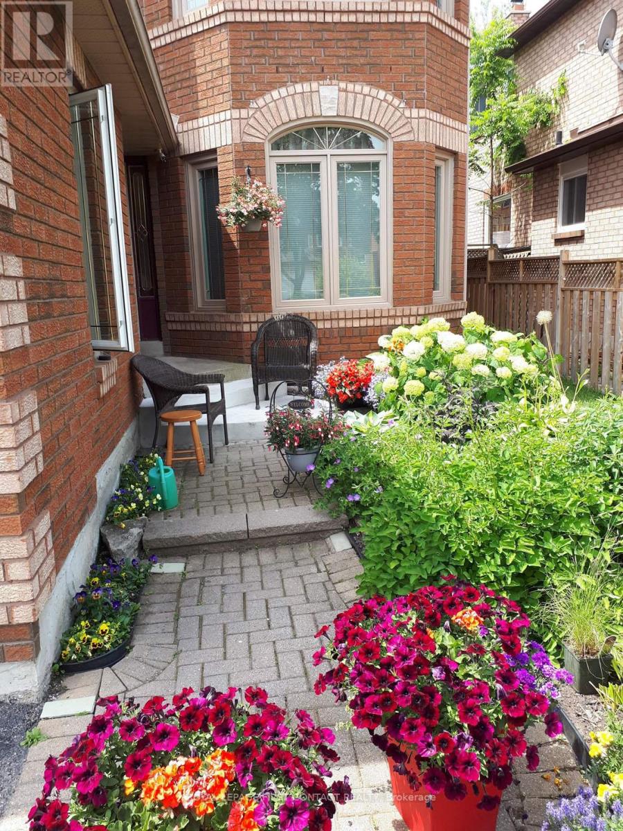 22 MACMILLAN CRES