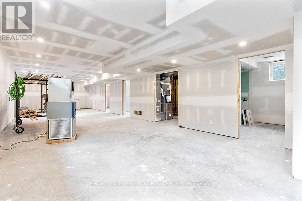 132 FOX ST N