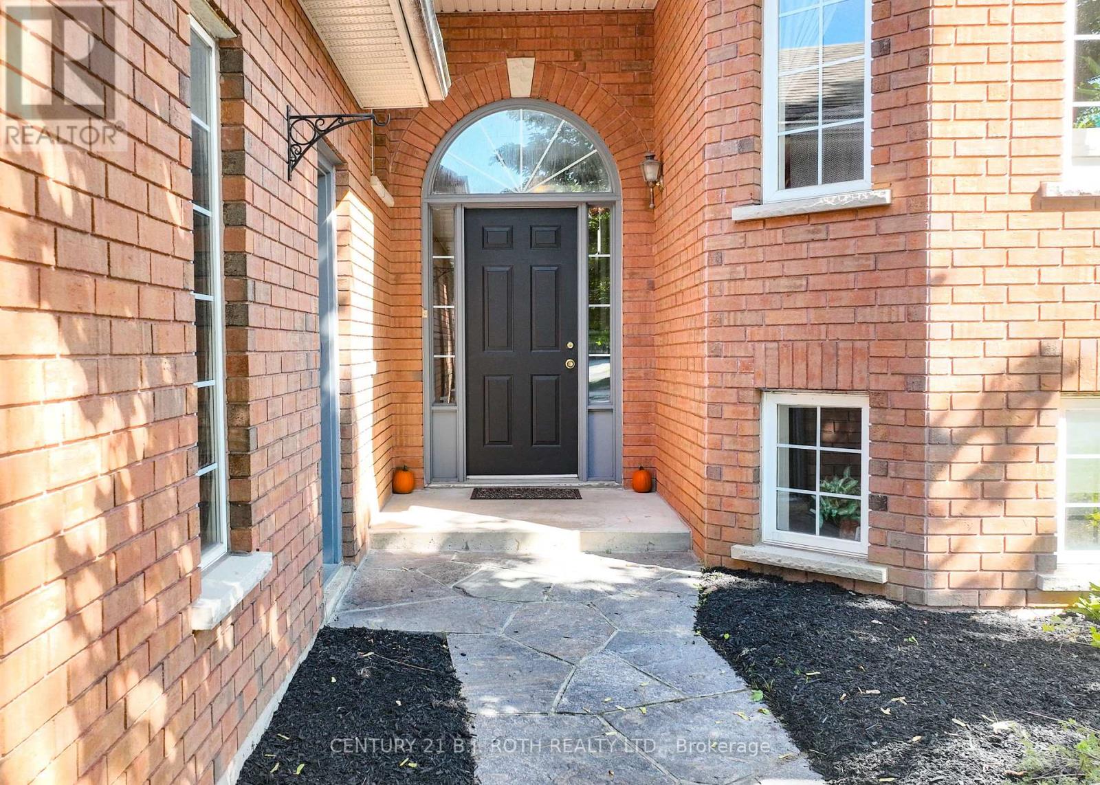 271 COLLEGIATE DR