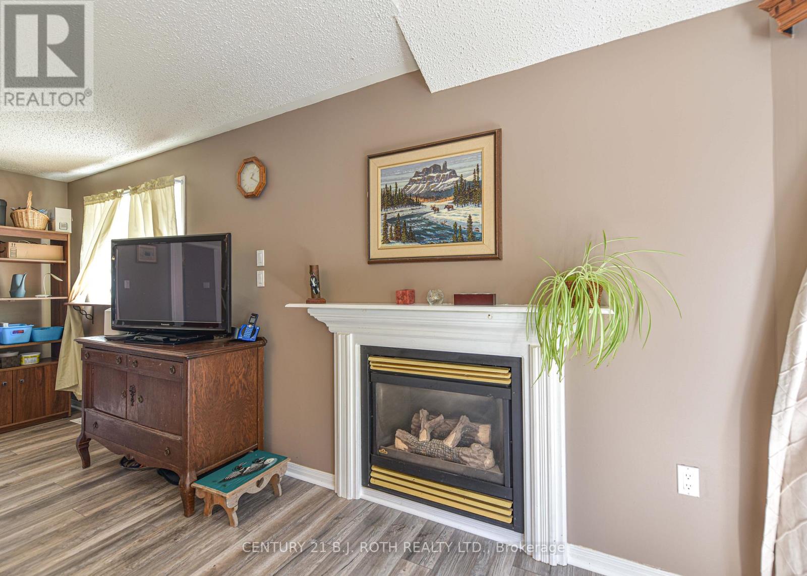 271 COLLEGIATE DR