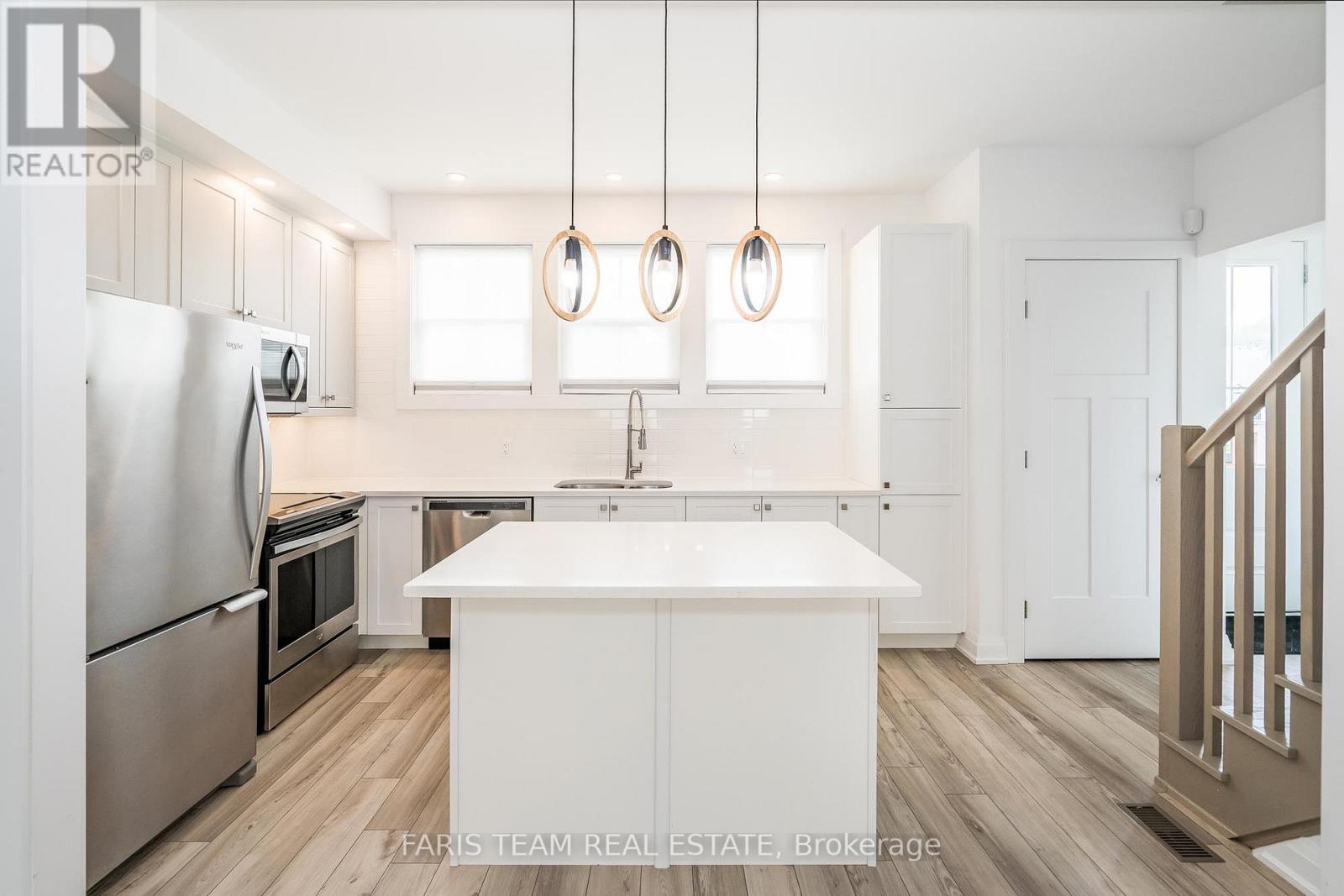 33 JULIA CRES