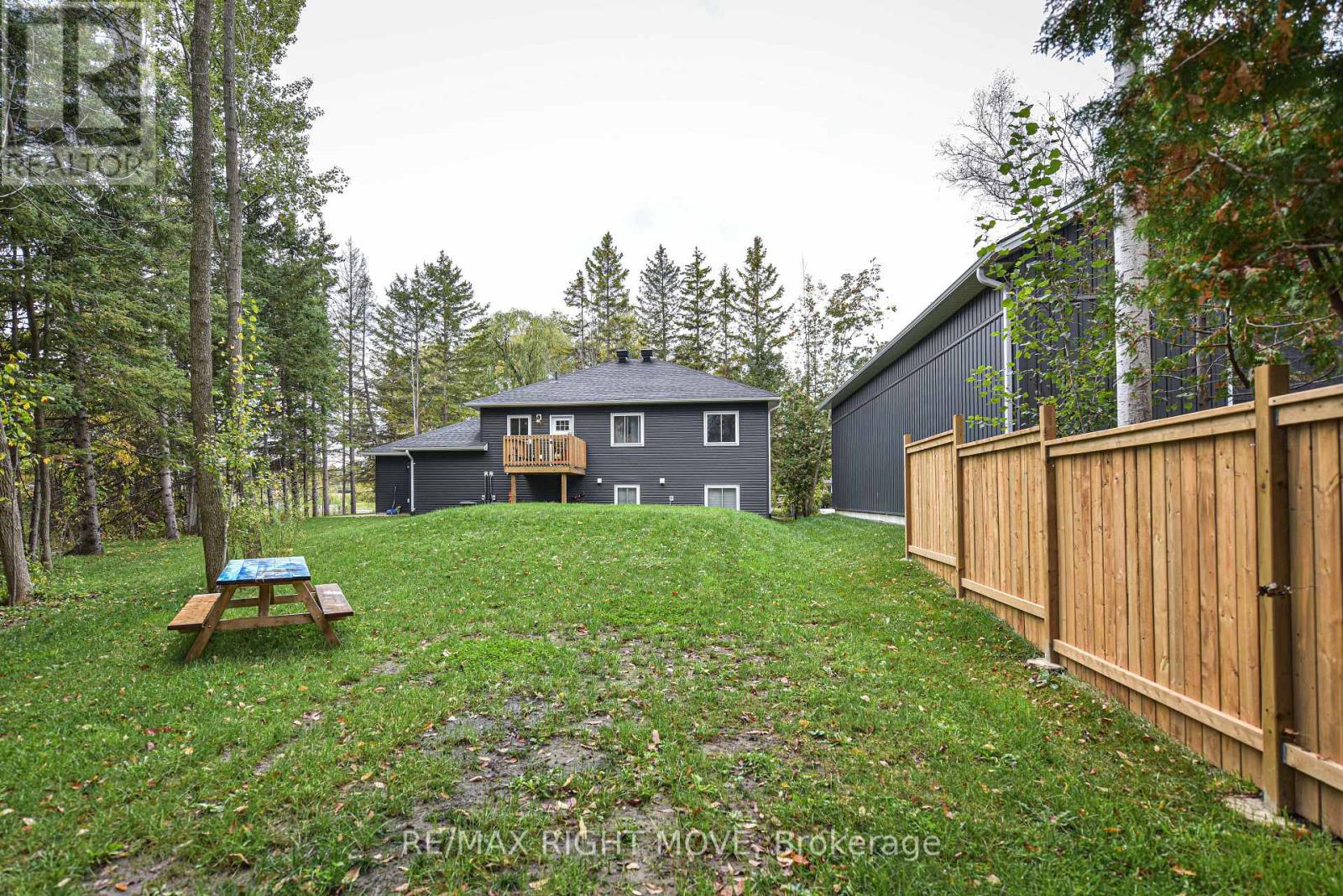 2082 CENTRE AVE