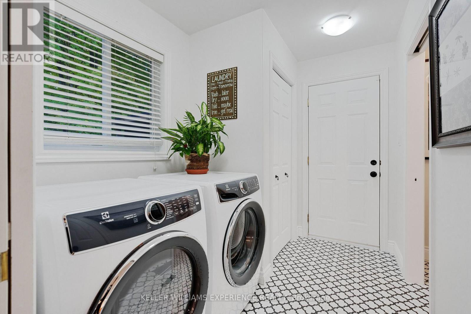100 ARLYNN CRES