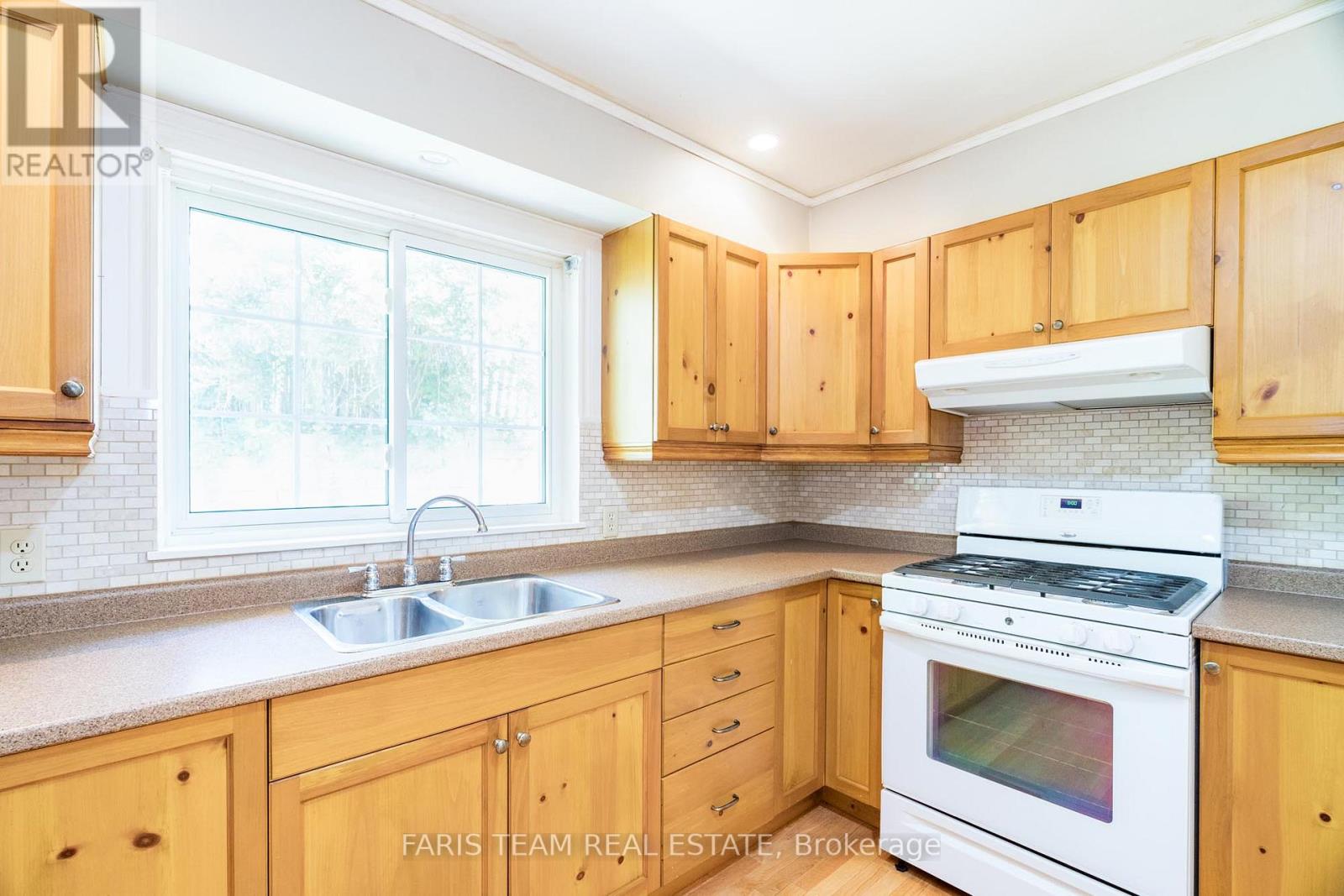 #18 -696 KING ST