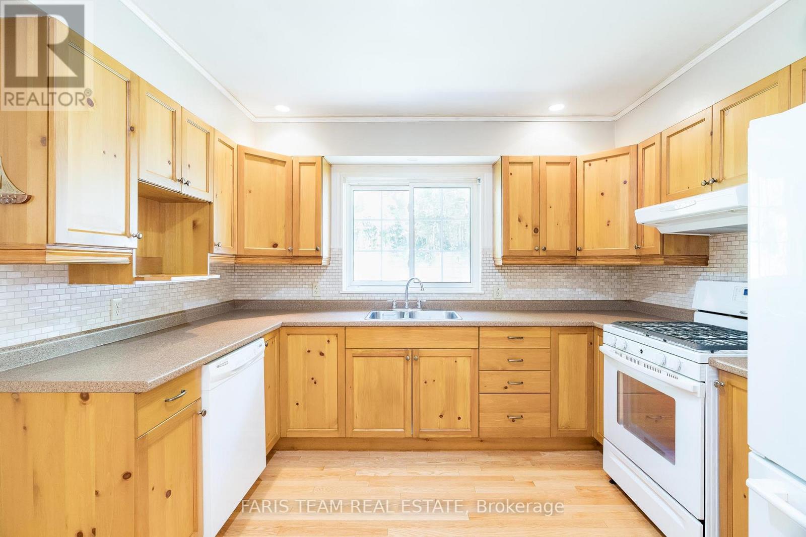 #18 -696 KING ST