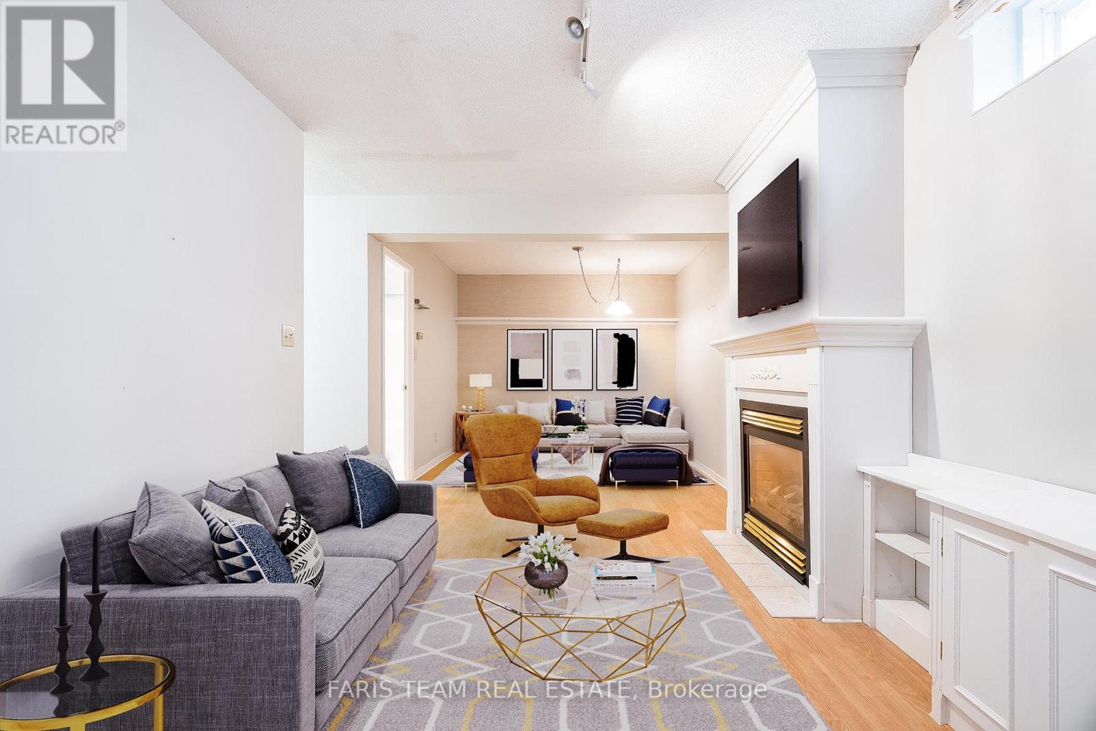 #18 -696 KING ST