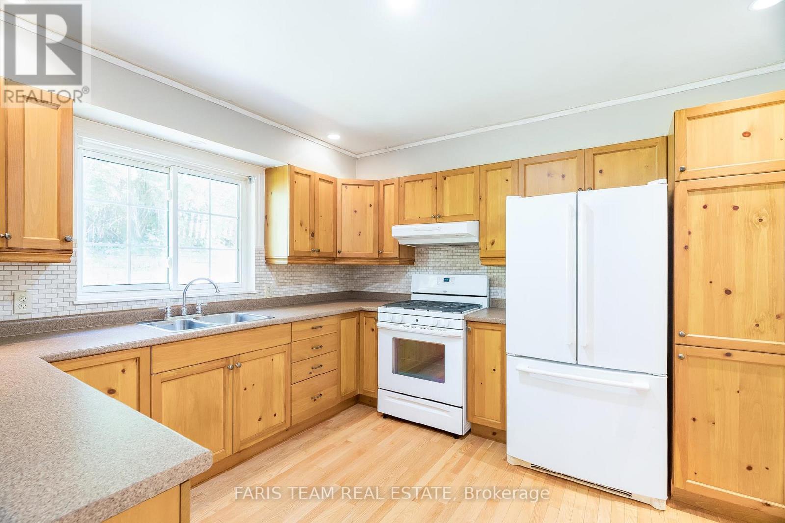 #18 -696 KING ST