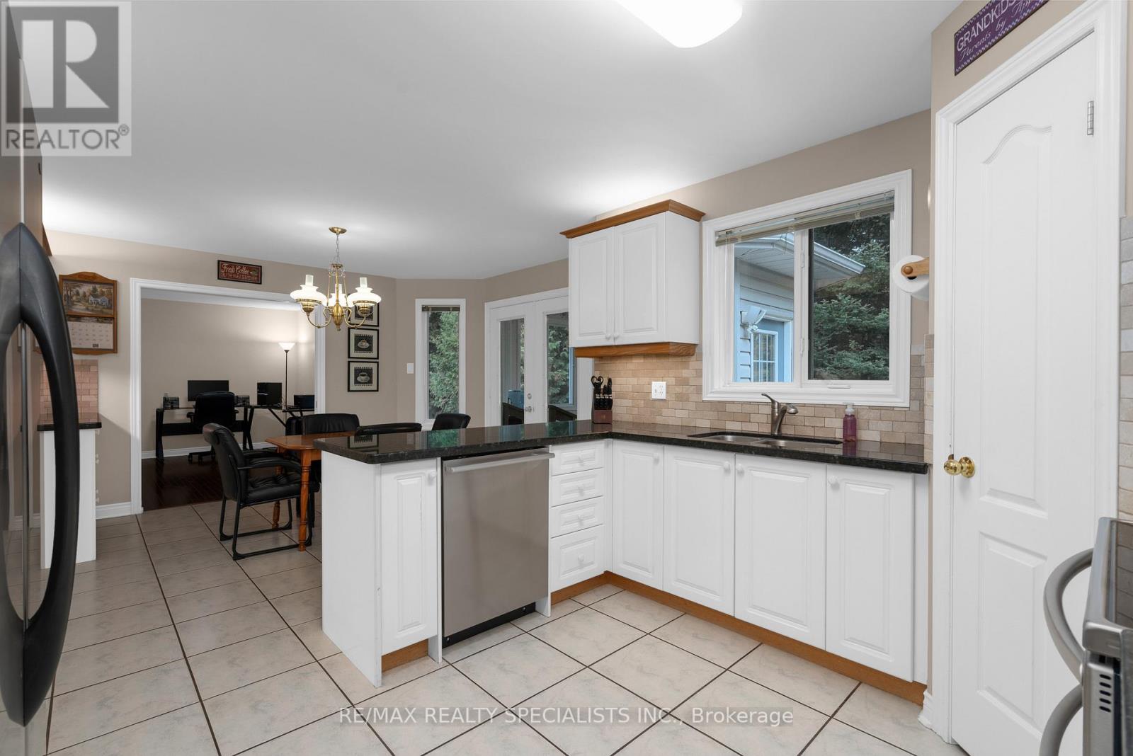 11 KENWELL CRT
