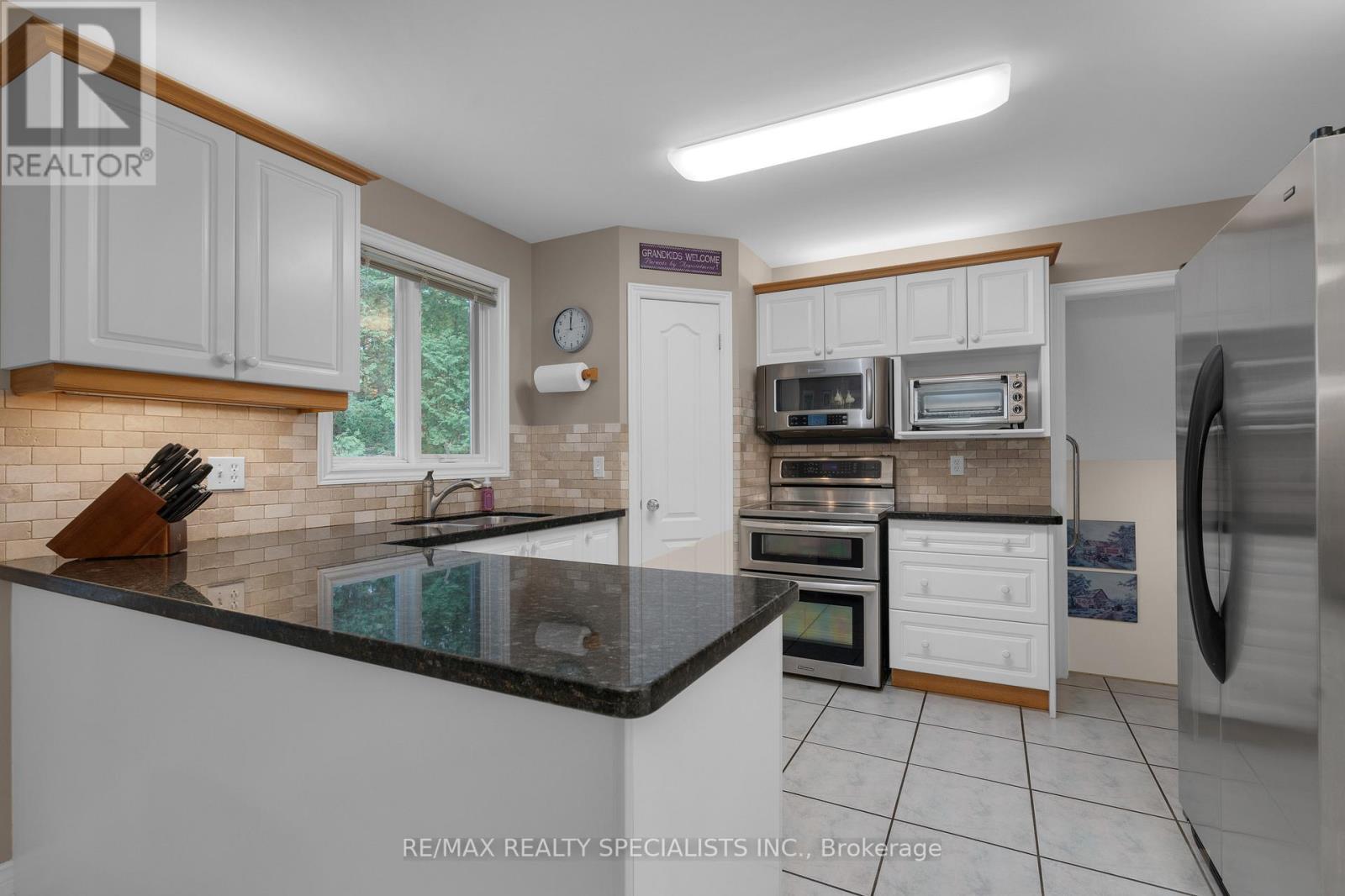 11 KENWELL CRT