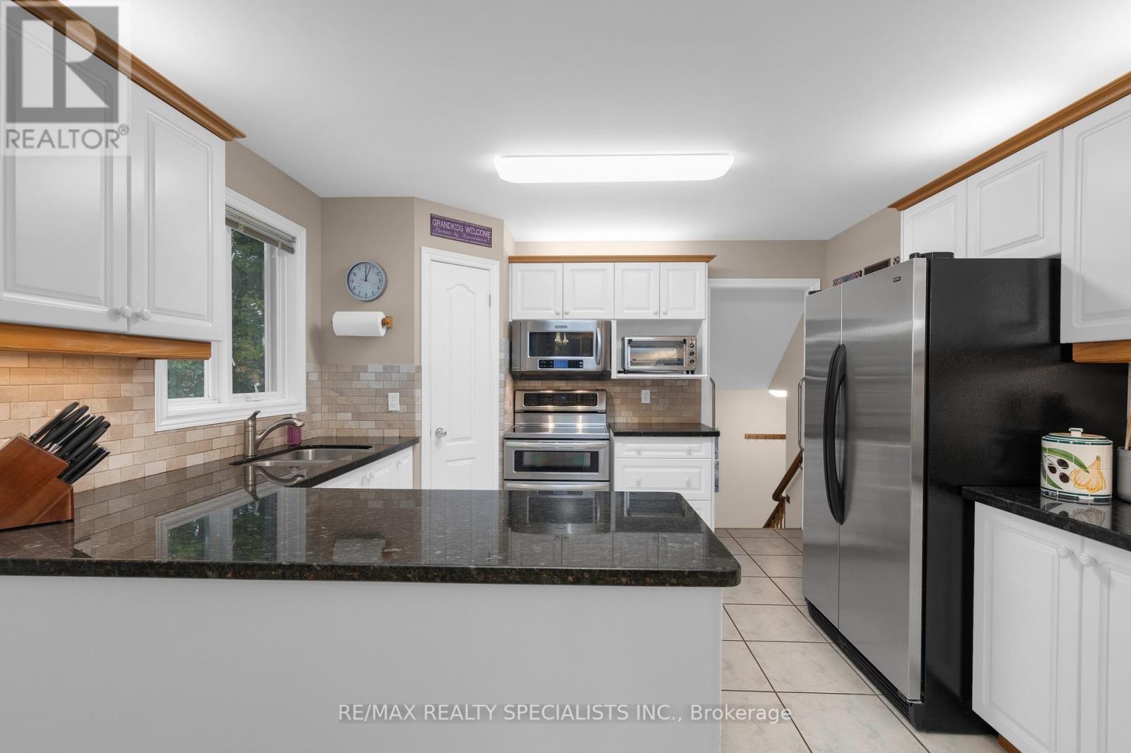 11 KENWELL CRT