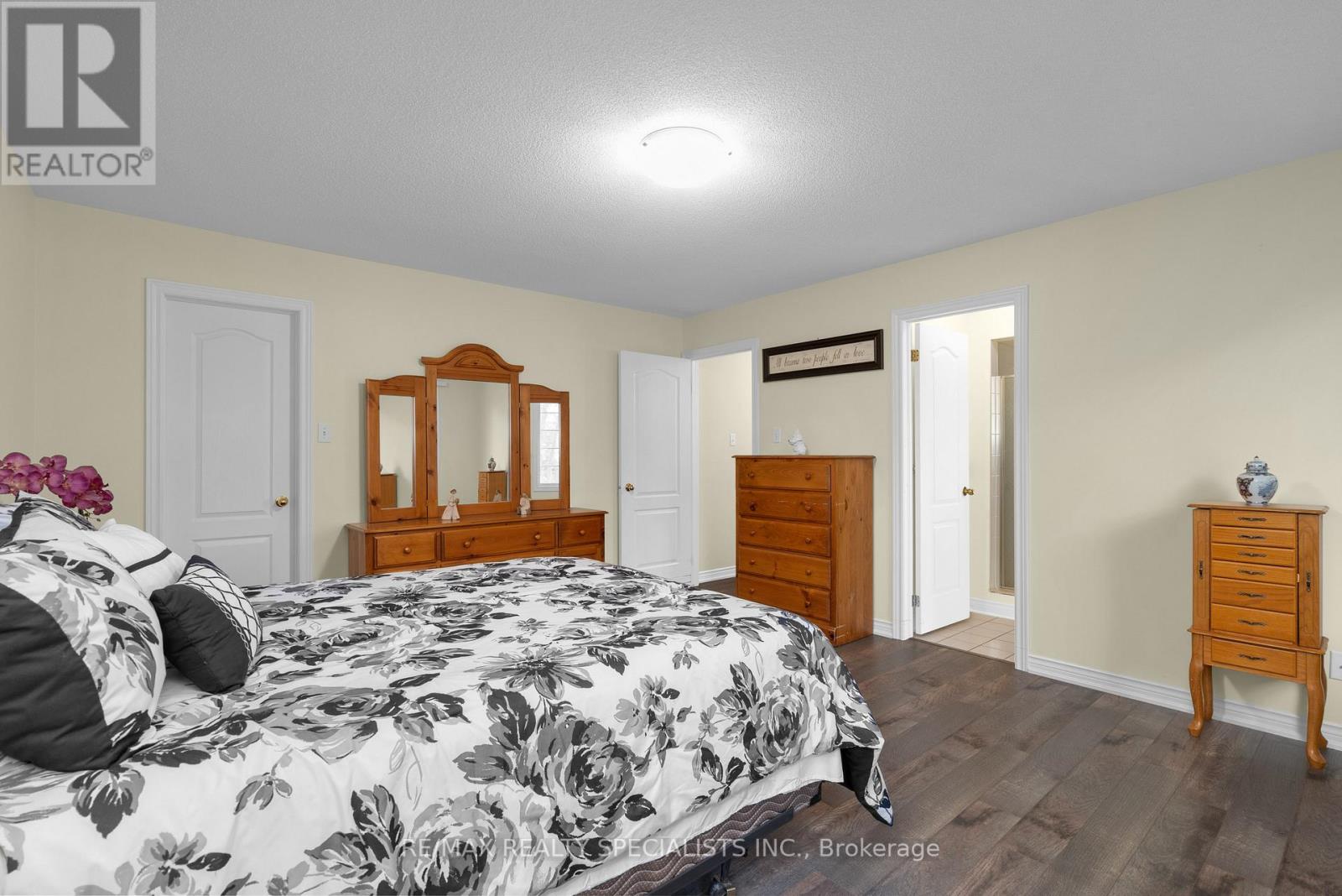 11 KENWELL CRT