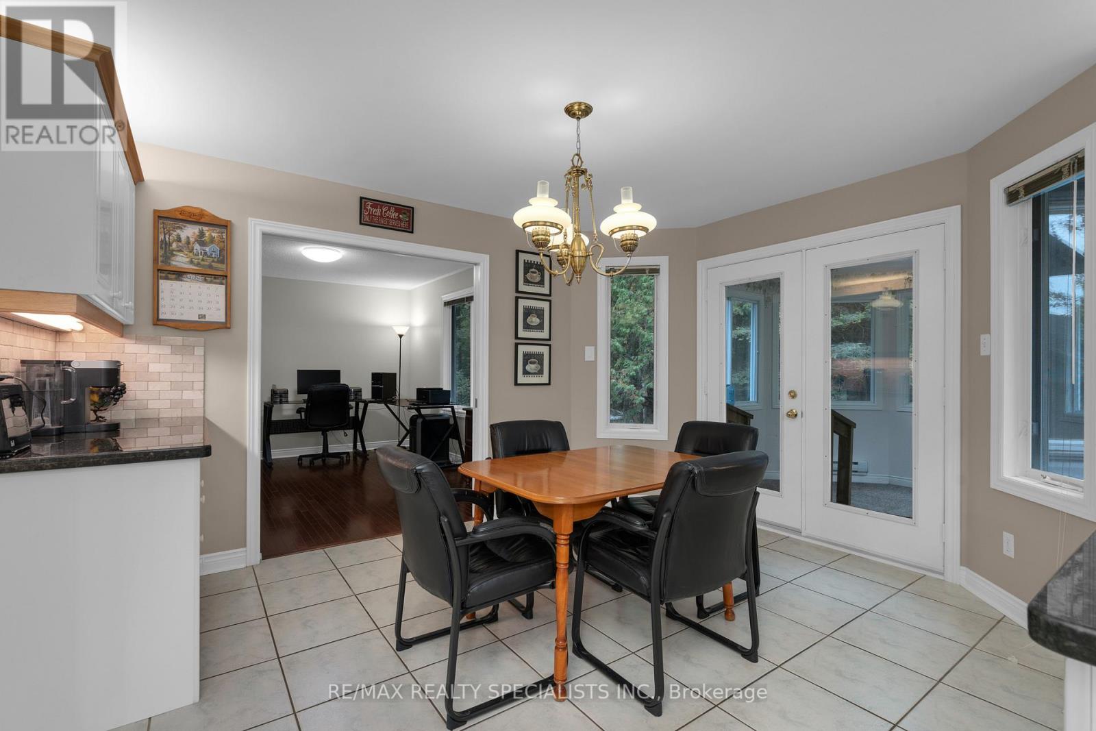 11 KENWELL CRT