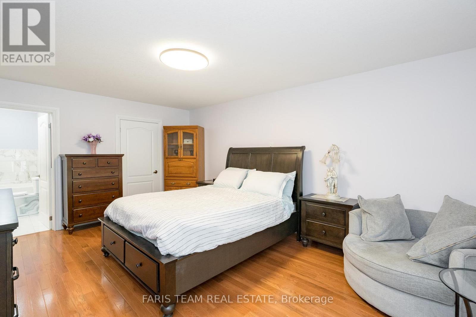 196 LINDSAY ST