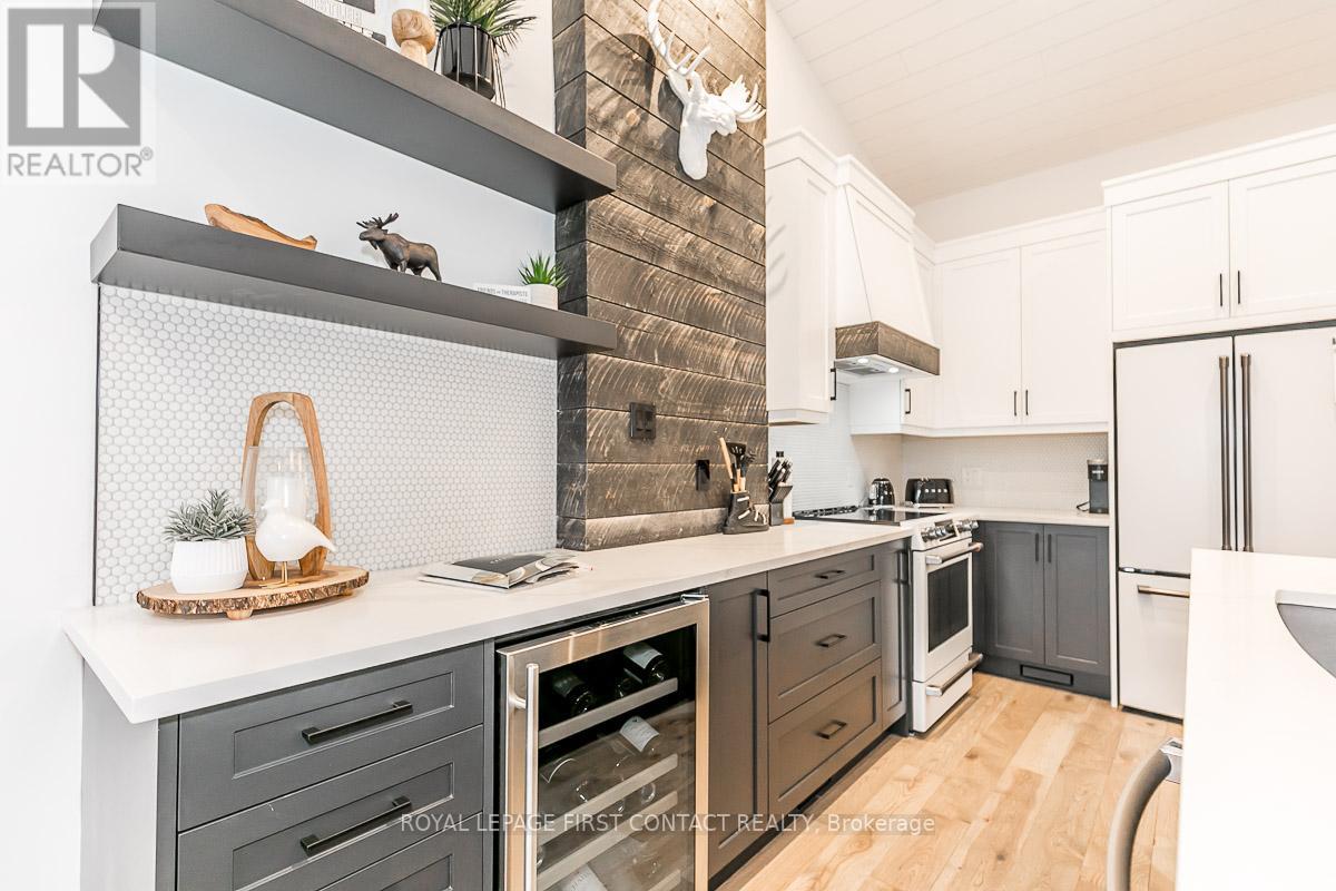 #5 -5 HARBOUR ST E