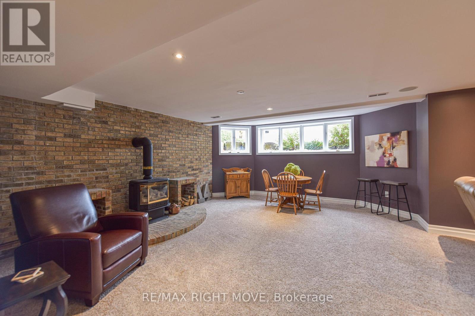 449 VICTORIA CRES